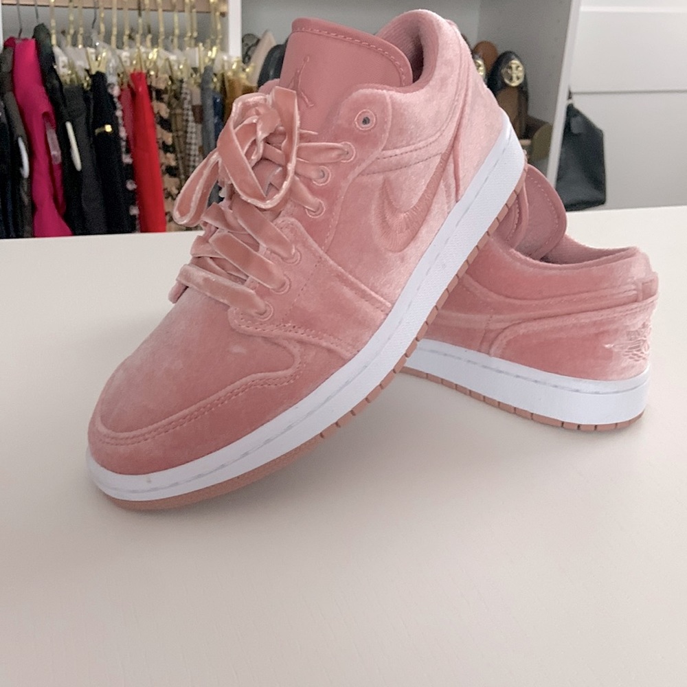 Nike Air Jordan 1 SE pink velvet sneakers - Excellent condition
